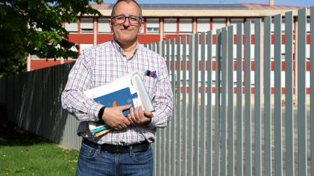 Jon Mendizabal Olaizola, en el patio del colegio Escolapios de Tafalla, del que es director.
