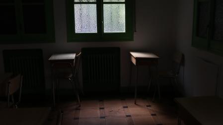 Pupitres en un aula del colegio FEC Vedruna de Pamplona.