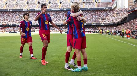 Rodri Hernández (2º por la izda.) celebra junto a sus compañeros uno de los tantos anotados por Fermín durante el encuentro contra el Valencia en Mestalla