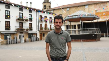 El alcalde de Alsasua, Javier Ollo (Geroa Bai), en la plaza de los Fueros, centro del inicio de fiestas este jueves.