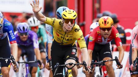 El ciclista británico James Matthew Brennan, del Team Visma | Lease a Bike, señala su quinta victoria tras imponerse en el esprint de Sevilla