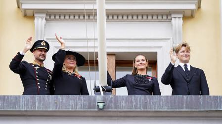 El Haakon VIII, la reina Mette-Marit,la princesa Ingrid Alexandra y el príncipe Sverre Magnus saludan desde le balcón tras los funerales por el rey Harald