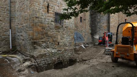 La ‘puerta de los Canónigos’ en primer término y a la derecha, pintado ahora de gris, el arco ciego bajo el que se van a hacer nuevas excavaciones