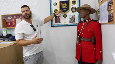 Javier Sagaseta, uno de los impulsores de la colección, junto a un traje de gala de la Policía Montada de Canadá enviado por un agente americano