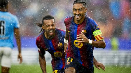 El jugador del Barcelona Raphinha, celebra su primer gol contra el Feyenoord