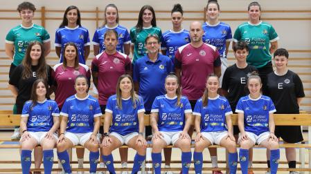 Las jugadoras del Txantrea posan junto al cuerpo técnico en Arrosadía, pabellón del equipo