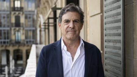 José Miguel Albizu, en el balcón del Nuevo Casino de Pamplona, donde presentó 'El privilegio'