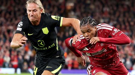 Marco Llorente, que adelantó al Atlético, pugna con Rio Ngumoha durante el encuentro