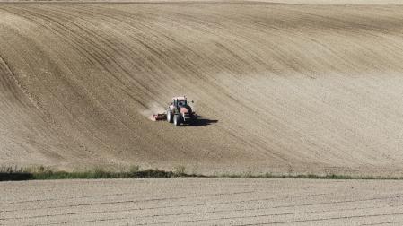 Un tractor en una imagen de archivo arando tierra