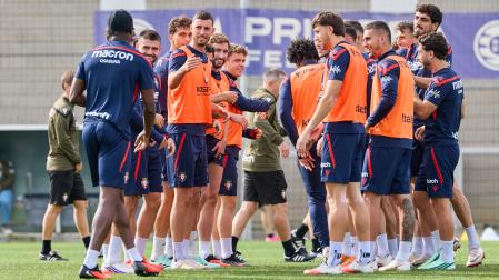 La plantilla hace pasillo este jueves a Rockson, uno de los cuatro fichajes de este verano