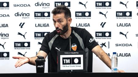 El entrenador del Valencia, Carlos Corberán, este jueves en rueda de prensa