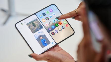 Una persona usando el 'iPhone Duo' de Apple durante el evento especial de lanzamientos de Apple