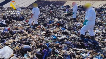 Agentes trabajan en el pantano de Yesa, donde se encontraron los restos