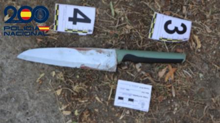 El detenido escondió el presunto arma homicida, un cuchillo de 30 centímetros, en un banco