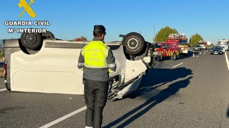 Furgoneta volcada en el accidente de Viana