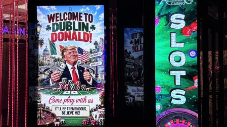 Vista de carteles de bienvenida al presidente de Estados Unidos, Donald Trump en las calles de Dublín