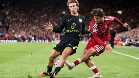 Pablo Barrios (izda.) junto al jugador del Liverpool Milos Kerkez durante el choque de Champions