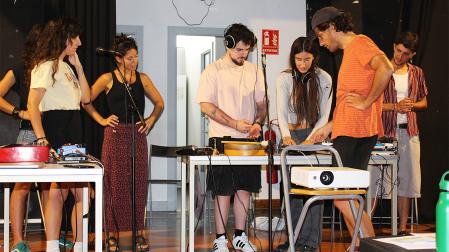 Varias personas participan en una de las iniciativas musicales de los Encuentros