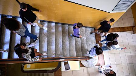 Un grupo de alumnos de Secundaria en las escaleras de un centro público de Pamplona durante un inicio de curso