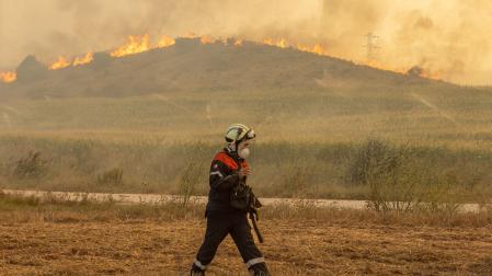 Un bombero navarro durante una intervención en Valdizarbe
