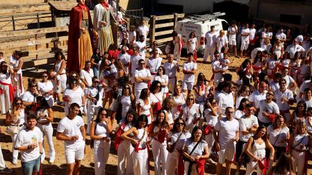 Inicio de las fiestas patronales 2026 en la localidad de Cárcar con el cohete