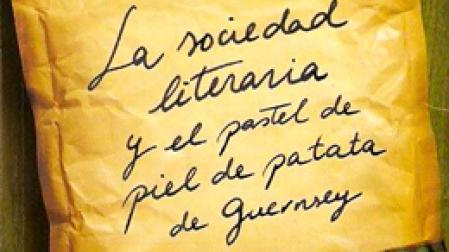 Portada del libro 'La sociedad literaria y el pastel de piel de patata', de Mary Ann Shaffer y Annie Barrows, y llevada al cine por Mike Newell.