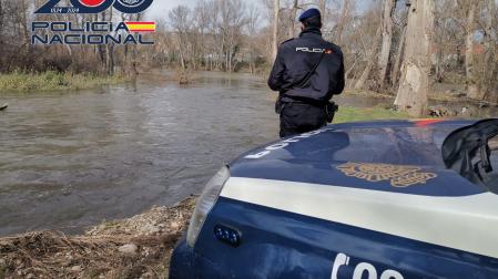 Imagen de un agente de la Policía Nacional durante la búsqueda del desaparecido