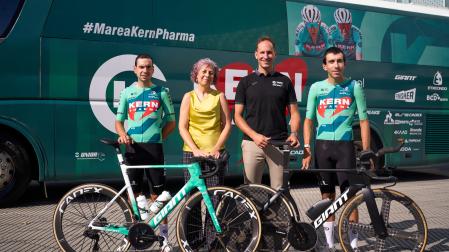 Ibon Ruiz y Diego Uriarte flanquean a la consejera de Deporte Rebeca Esnaola y el mánager general del equipo Juanjo Oroz, ante el autobús y las bicicletas que utilizarán en la Vuelta a España.