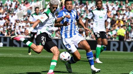 El delantero del Racing Yassir Zabiri disputa un balón ante Carlos Benavídez (d) del Alavés durante el partido de la jornada 5 de LaLiga