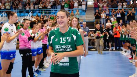Edurne Donderis, nueva jugadora del Replasa, y la navarra June Aguinagalde, de Anaitasuna, han sido reconocidas antes del encuentro por su oro en el Mundial juvenil de este verano