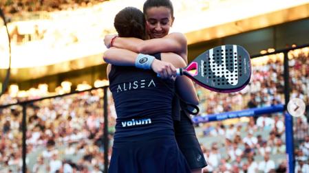 Martina Calvo y Claudia Fernández se abrazan tras derrotar a Gemma Triay y Delfi Brea en la sem mifinal del Alpine París Major