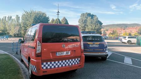 Vehículos de Policía Foral y de la Policía Local del Valle de Egüés el viernes en Gorraiz. Ambos cuerpos estuvieron presentes junto a la Guardia Civil.