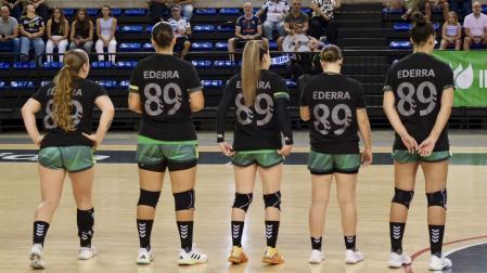 Las jugadoras del club Grafometal Sporting La Rioja, con una camiseta de luto con el número 89 para el emotivo homenaje que han brindado a la navarra Silvia Ederra Urra, leyenda del balonmano femenino y del club, tras su reciente fallecimiento.