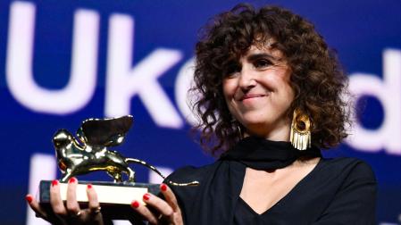 La directora danesa May el-Toukhy sostiene el León de Oro por la película 'Kvinde Ukendt (Woman Unknown)' durante la ceremonia de clausura de la 83.ª edición del Festival Internacional de Cine de Venecia
