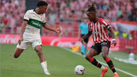 El delantero del Athletic Club Nico Williams durante el encuentro correspondiente a LaLiga EA Sports entre el Athletic Club y el Elche en el estadio de San Mamés de Bilbao