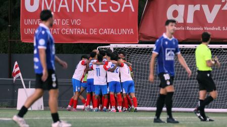 Los jugadores del Manresa celebran un gol ante la desolación de Alejandro Castillo y Joaquín Recalde.