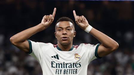 El delantero francés del Real Madrid Kylian Mbappé celebra su segundo gol en el encuentro frente al Rayo Vallecano