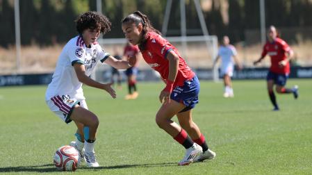 Marina Pérez, autora del 3-1, pugna con la madridista Zuazo