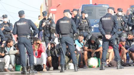 La Policía Nacional trasladan a cientos de migrantes que permanecían durmiendo en la calle a una nueva ubicación formada por varias carpas con la intención de evitar que continúen durmiendo a la intemperie