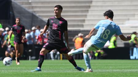 El jugador del Celta Carlos Pérez pugna por un balón con Carlos Ruiz (i) del Málaga