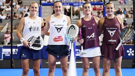 De izda. a dcha., Ari Sánchez, Andrea Ustero, Claudia Fernández y Martina Calvo antes de la final del Alpine Major París 2026
