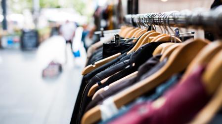 Ropa en el perchero de una tienda