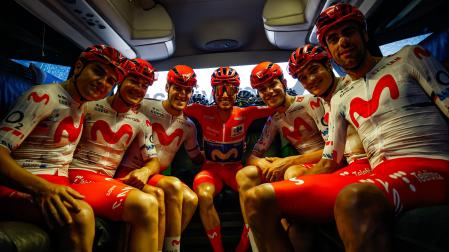 El Movistar de la Vuelta, de blanco y rojo en la salida.