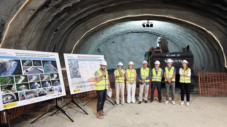 Un técnico ofrece algunas claves de la construcción del túnel, ante María Chivite y responsables de Cohesión Territorial, el día del cale, el 19 de junio