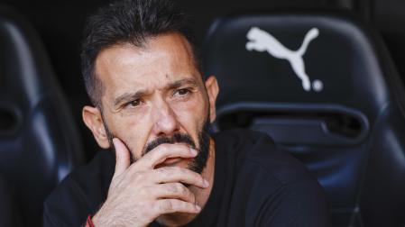 El ya exentrenador del Valencia Carlos Corberán, durante el partido entre Valencia y Barcelona de la cuarta jornada