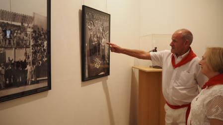 Dos sangüesinos repasan las fotos taurinas en la casa de cultura