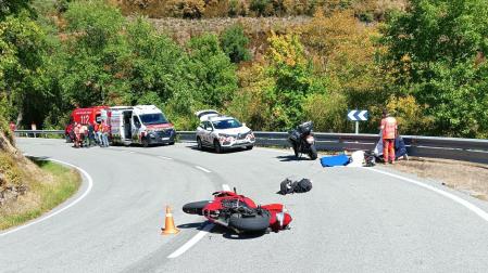 Servicios de emergencia junto al motociclista accidentado
