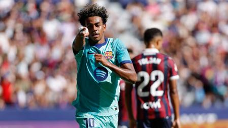 El delantero del FC Barcelona Lamine Yamal celebra tras anotar uno de sus dos goles frente al Levante
