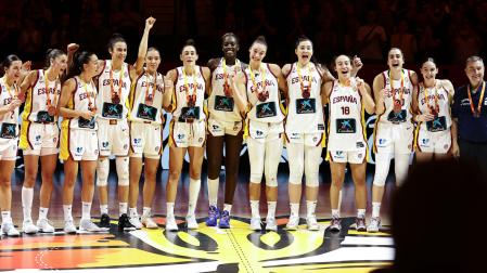 Las jugadoras de la selección española de baloncesto femenino celebran celebran en el podio la medalla de bronce conseguida en la Copa Mundial de la FIBA 2026