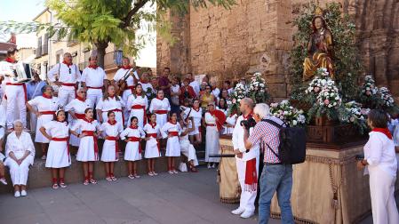 La Escuela de Jotas de Fitero actuó ante la imagen de los patrones al llegar a la Plaza de la Iglesia